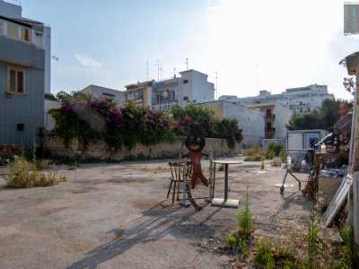 ...e un gabbiotto sono tra i pochi testimoni rimasti dell�attivit� del rigattiere di San Cataldo